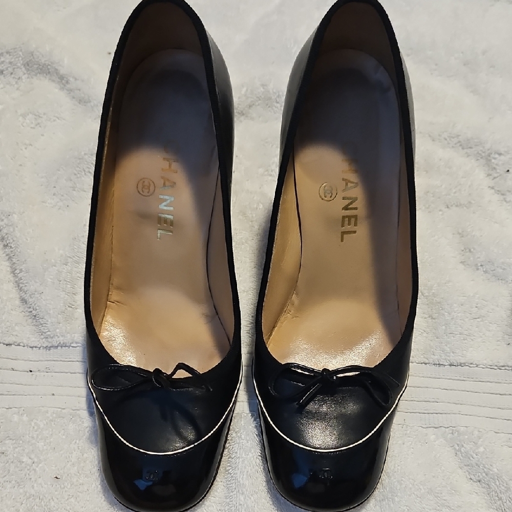 CHANEL Black Leather Ballet Flats with Contrast Trim and Bow - Picture 1 of 13